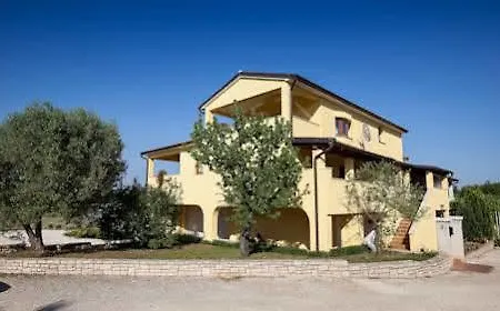 Terranova アパート ロヴィニ